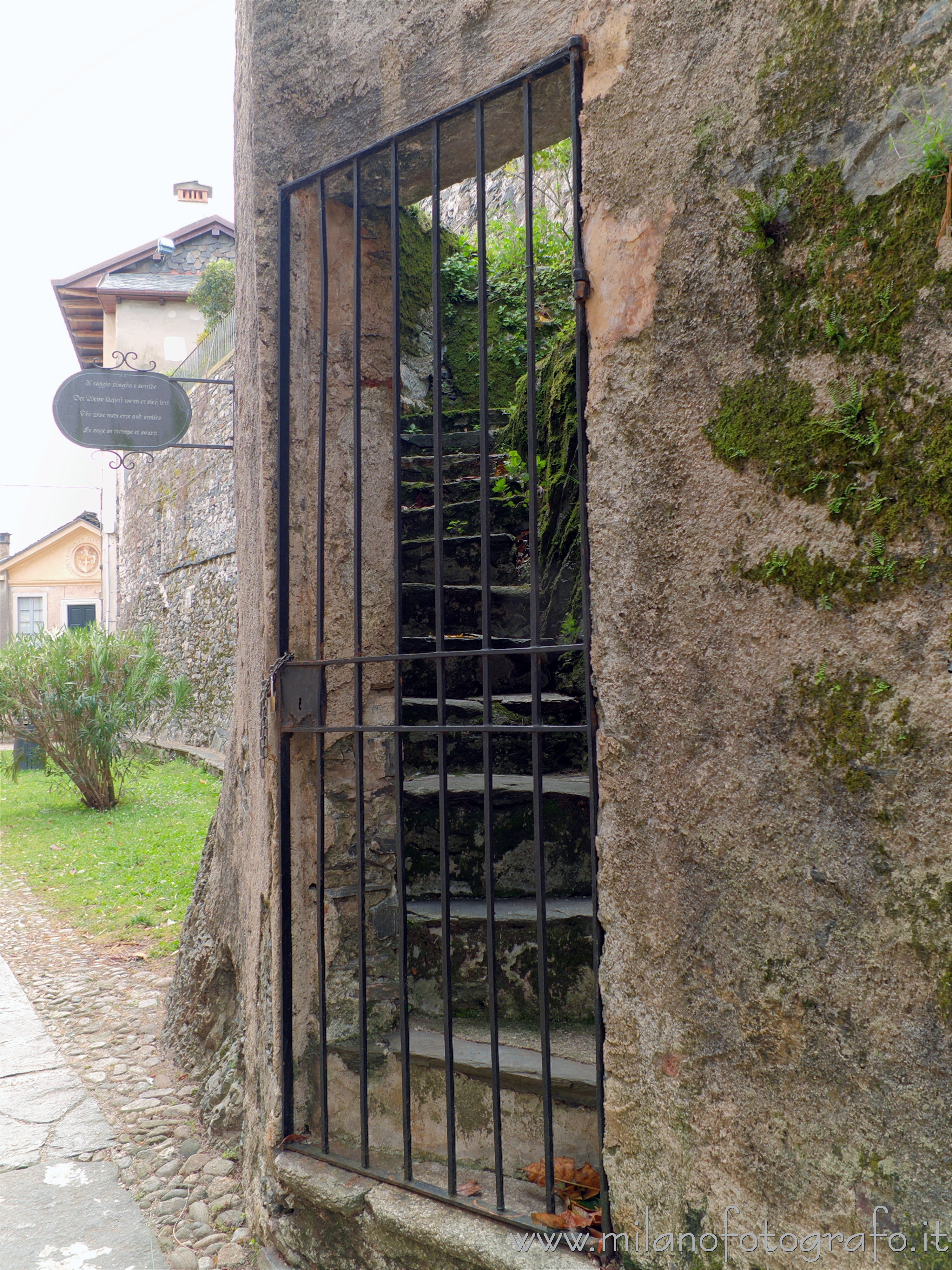 Orta San Giulio (Novara) - Entrata ad un giardino nascosto sull'Isola di San Giulio